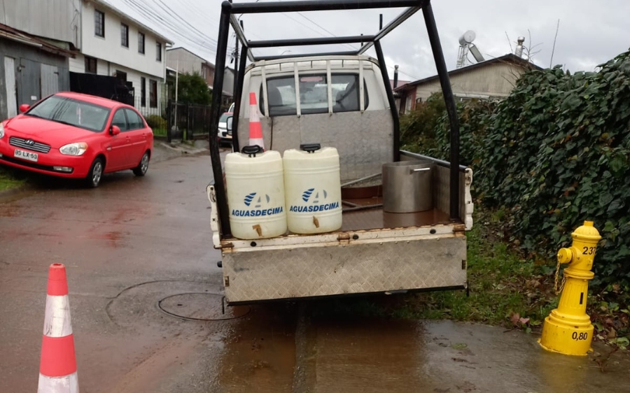 Aguas Décima trabaja en reponer servicio de agua potable en sector Corvi